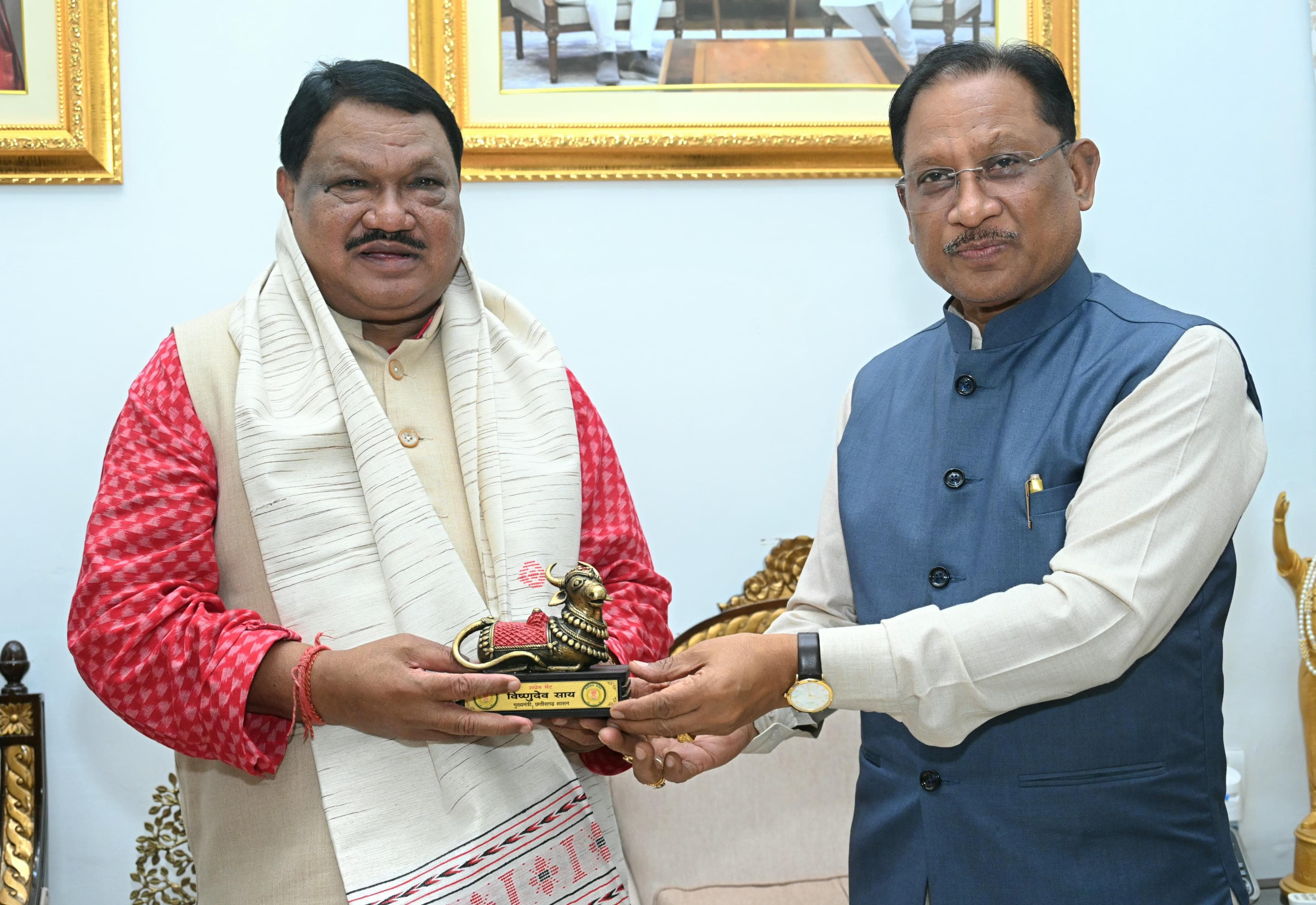 मुख्यमंत्री विष्णु देव साय से केंद्रीय जनजातीय कार्य मंत्री जुएल उरांव ने की सौजन्य मुलाकात।