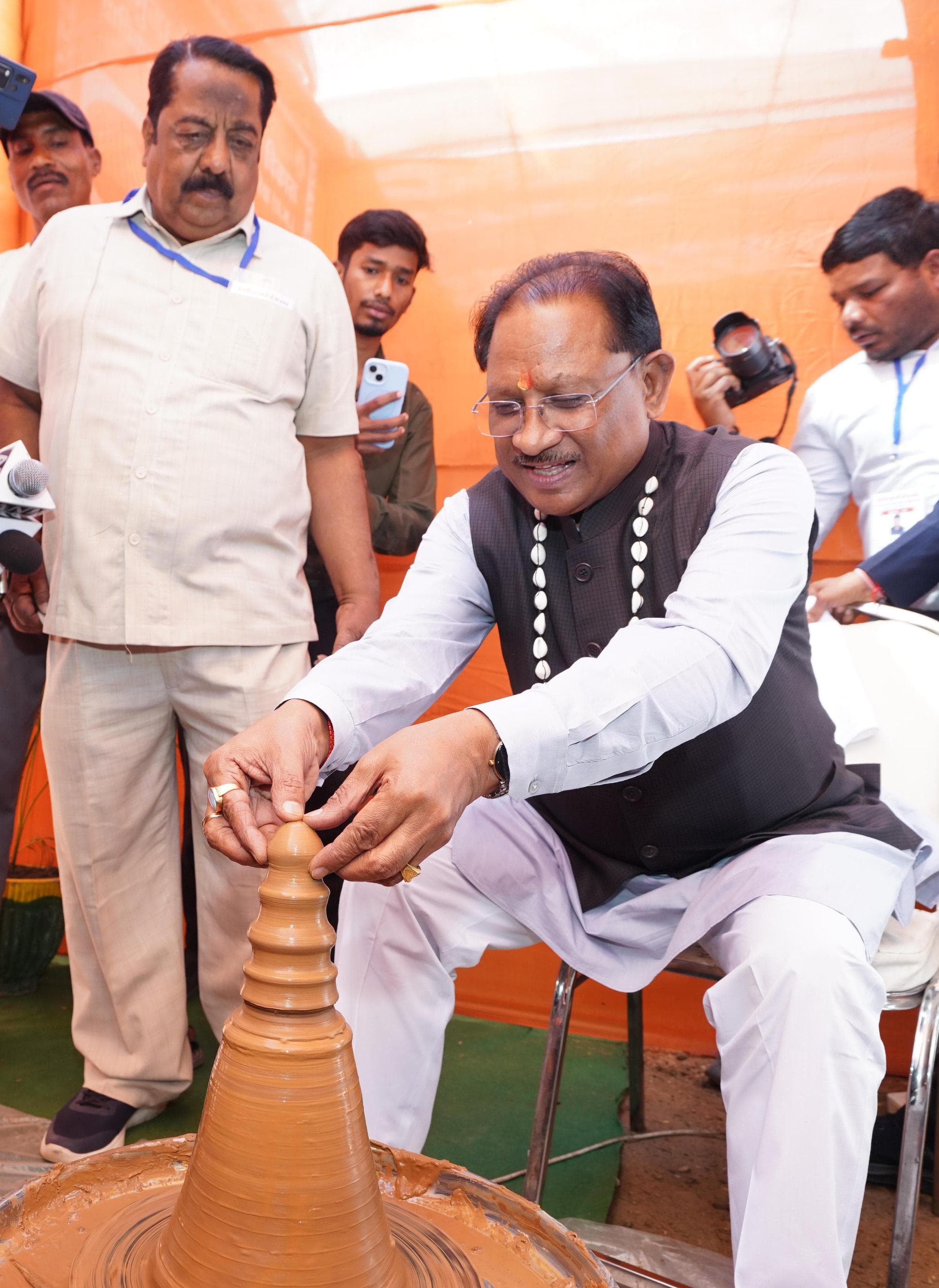 सरगुजा क्षेत्र आदिवासी विकास प्राधिकरण की बैठक में विकास कार्यों की समीक्षा: वित्तीय वर्ष 2025-26 हेतु 50 करोड़ रुपये के बजट प्रावधान को स्वीकृति, 543 विकास कार्यों को मंजूरी