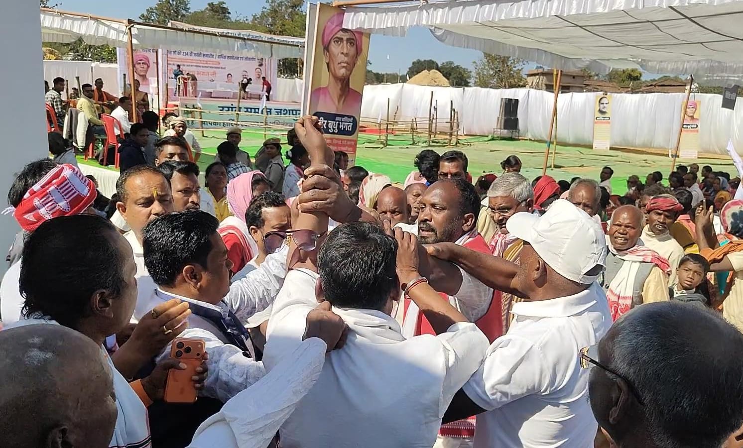 उरांव समाज में दो फाड़,वायरल ऑडियो को लेकर कृपाशंकर भगत से हाथापाई, संतन भगत पर मामला दर्ज,वीर बुधु भगत जयंती कार्यक्रम में हुई थी घटना।