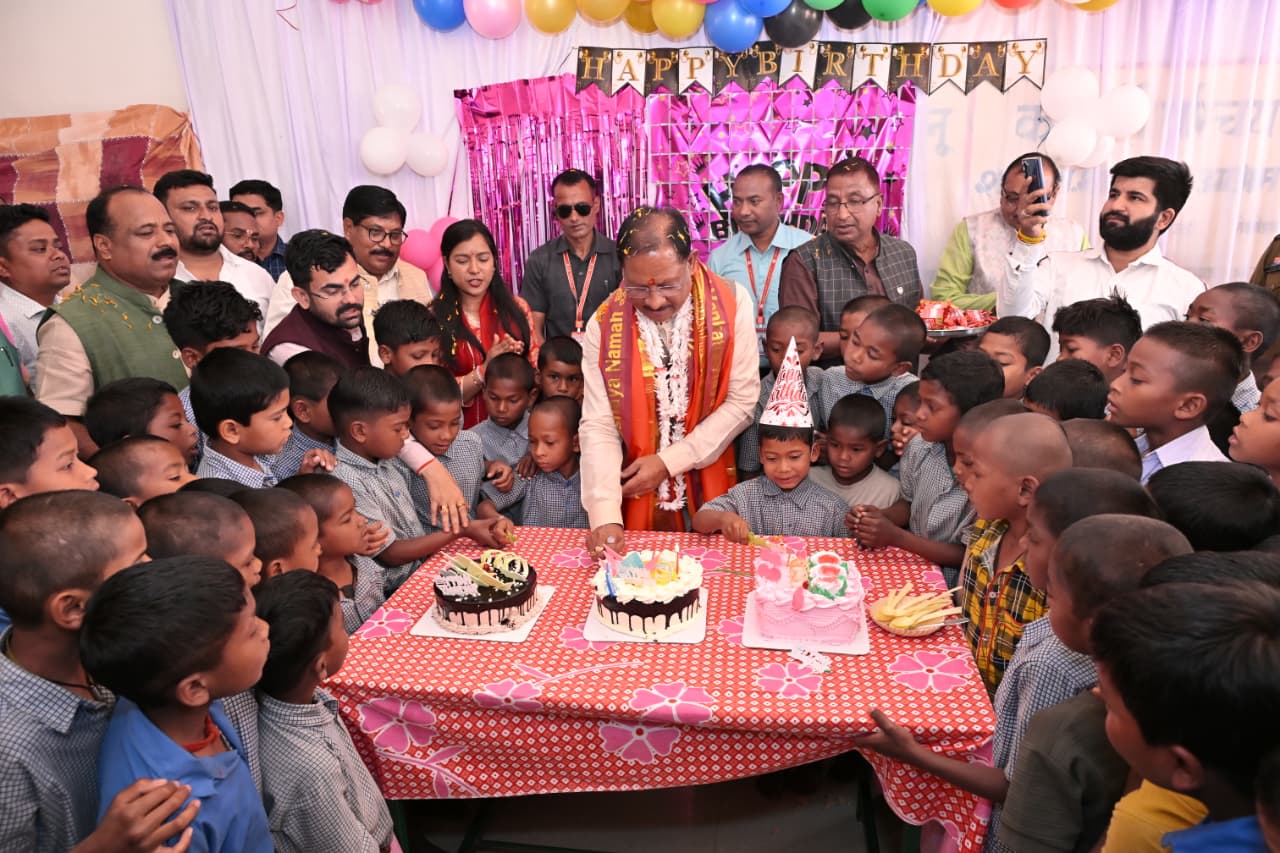 मुख्यमंत्री  विष्णुदेव साय ने बालक आश्रम बगिया में बच्चों के बीच मनाया अपना 62वाँ जन्मदिवस।