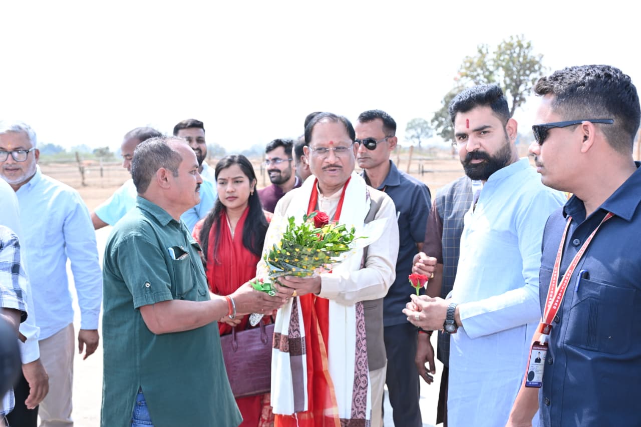 जन्मदिवस पर गृहग्राम बगिया पहुंचे मुख्यमंत्री विष्णुदेव साय हेलीपैड पर जनप्रतिनिधियों, अधिकारियों और ग्रामीणों ने जन्मदिवस की दी बधाई एवं शुभकामनाएं