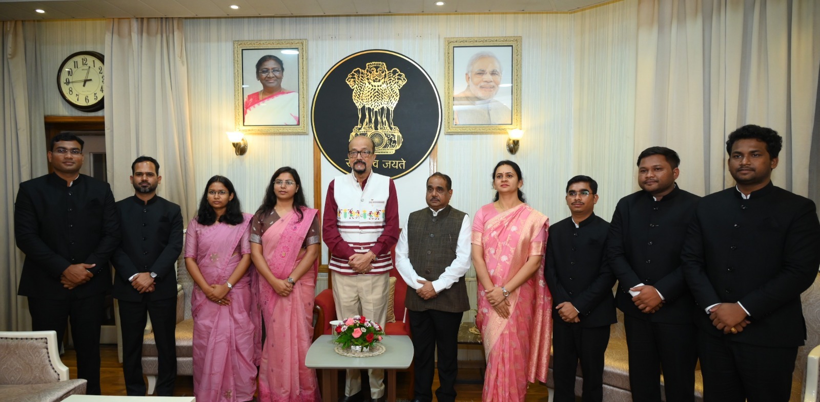 राज्यपाल से प्रशिक्षु डिप्टी कलेक्टरों ने की सौजन्य मुलाकातसेवा भाव, संवेदनशीलता और तार्किक निर्णय से निभाएं दायित्व -श्री  डेका।