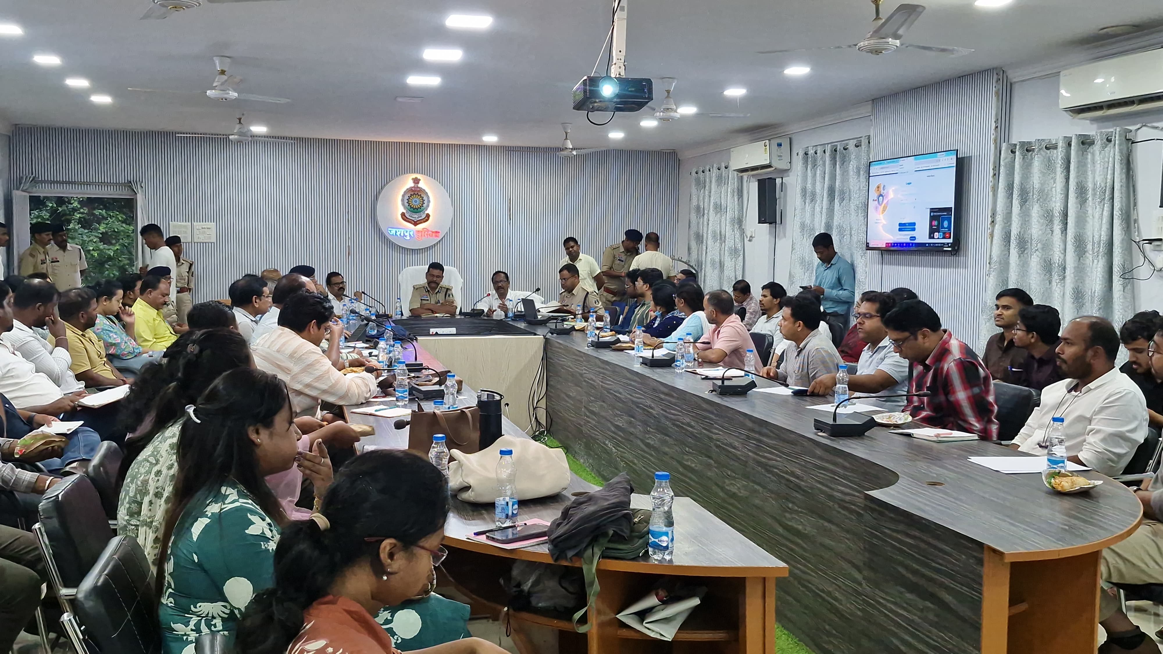 MLC और पोस्टमार्टम रिपोर्ट अब डिजिटल प्रक्रिया से जुड़ेंगी, जशपुर पुलिस ने की समन्वय बैठक पुलिस, स्वास्थ्य विभाग, अभियोजन और FSL के अधिकारियों को MedLEaPR का दिया गया प्रशिक्षण